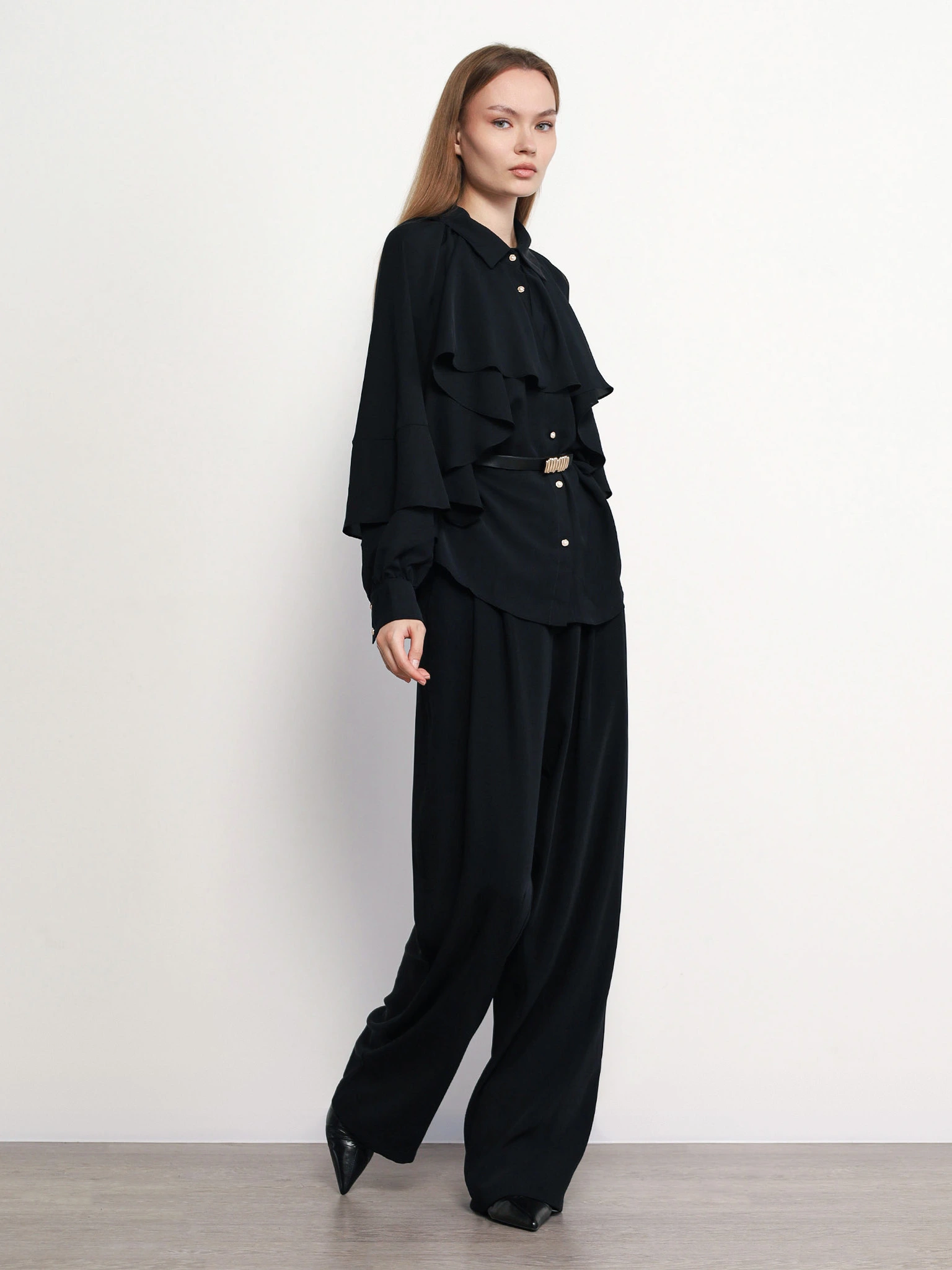 Блуза черного цвета с рюшами